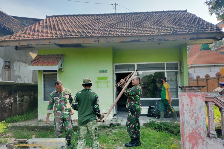 Proses renovasi salah satu rumah dinas prajurit di Mojokerto. (FOTO : Pendim Mojokerto for Times Indonesia)