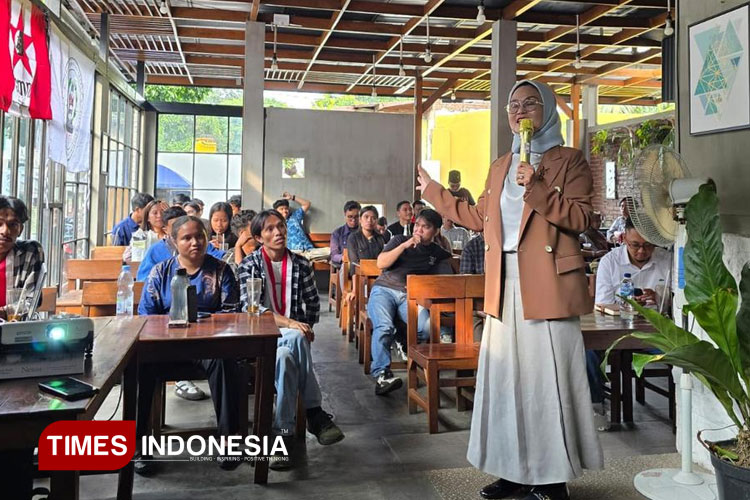 Anggota DPRD Kabupaten Malang Fraksi PDI Perjuangan, Tantri Bararoh, saat menjadi pembicara dalam seminar pendidikan bersama GMNI, di Kafe Pustaka, Jumat (2/5/2025). (Foto: Amin/TIMES Indonesia)