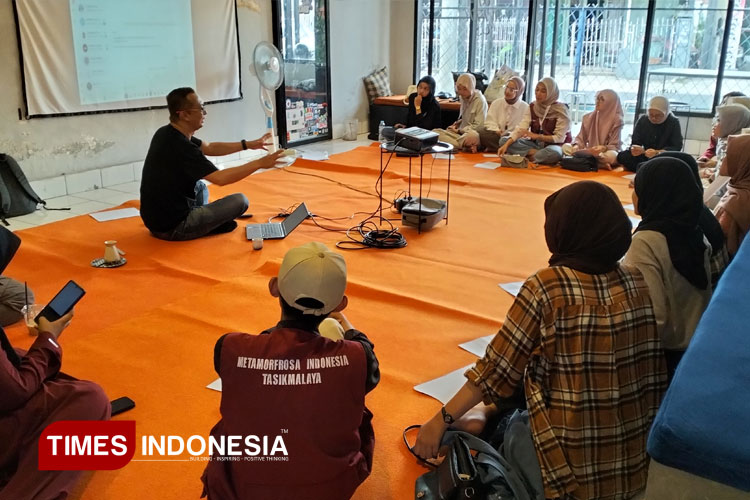 Founder Katara Tour, Ervan Kurniawan (berkaus hitam) saat memberikan pelatihan kepada sejumlah peserta Metamorfrosa di Antre Coffee, Jalan Bantar, Cihideung, Kota Tasikmalaya, Sabtu (3/5/2025). (FOTO: Harniwan Obech/TIMES Indonesia)