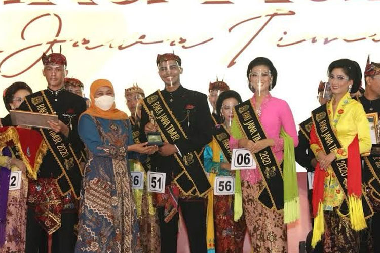 Gubernur Khofifah saat penyerahan penghargaan kepada Duta Wisata Raka Raki Jatim 2021. Raki Jatim Firsta Yufi Amarta kini berhasil meraih gelar Putri Indonesia 2025. (Foto: Dok.Humas Pemprov Jatim)