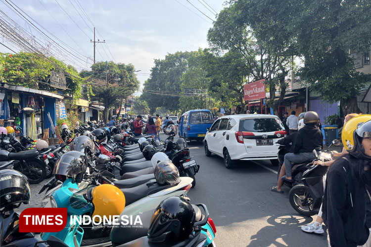 Pemberlakuan satu arah di depan Pasar Klojen Kota Malang. (Foto: Rizky Kurniawan Pratama/TIMES Indonesia)