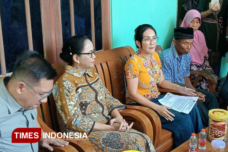 Rieke Diah Pitaloka bersama My Esti Wijayanti saat mengunjungi Mbah Tupon dan menyerahkan surat pemblokiran sertifikat yang berbalik nama Indah Fatmawati. (Foto: Edis/TIMES Indonesia)
