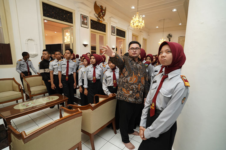 Bupati Kediri saat mengenalkan ruangan di pendopo kepada siswa (Foto: Diskominfo Kabupaten Kediri)