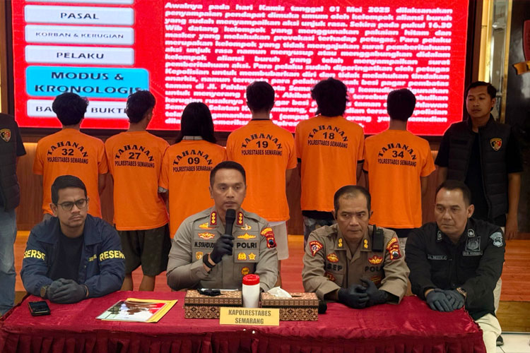Kapolrestabes Semarang Kombes Pol M. Syahdud didampingi Kasat Reskrim AKBP Andika Dharma Sena, saat menjelaskan tentang aksi demo yang rusuh karena kelompok Anarko. (FOTO: Dok Polrestabes Semarang for TIMES Indonesia)