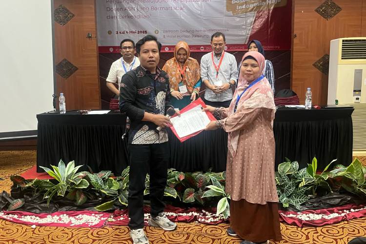 Dr. Fatimah (kanan) terpilih sebagai Ketua Umum Dewan Pimpinan Pusat (DPP) Aliansi Dosen ASN Kemdiktisaintek Seluruh Indonesia (ADAKSI) melalui mekanisme aklamasi dalam Sidang Pleno Musyawarah Nasional I ADAKSI. (Foto: dok ADAKSI)