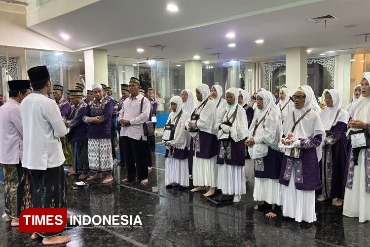 Calon Haji Gresik Mulai Berangkat ke Tanah Suci, Suasana Haru Menyelimuti