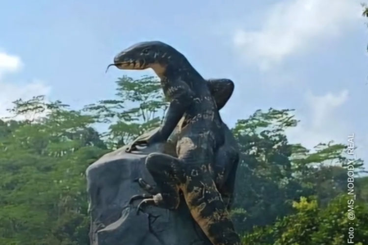 Patung biawak karya Rejo Arianto yang sedang viral, karena dianggap sangat mirip dengan biawak asli. (FOTO: Dok. TIMES Indonesia)