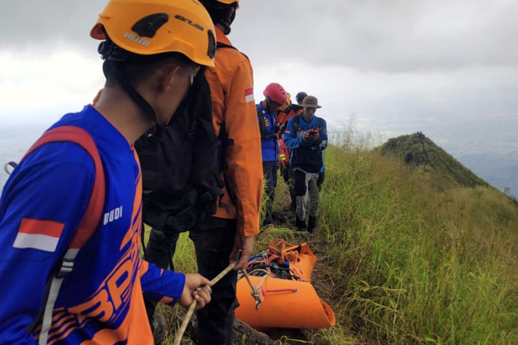 Terkendala Medan Sulit, Evakuasi Jenazah Korban Jatuh di Gunung Saeng Bondowoso Dramatis