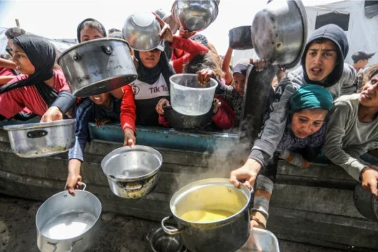 Para wanita Palestina yang sedang dirundung kelaparan sedang berebut untuk mendapatkan jatah makanan.(FOTO: Al Jazeera)
