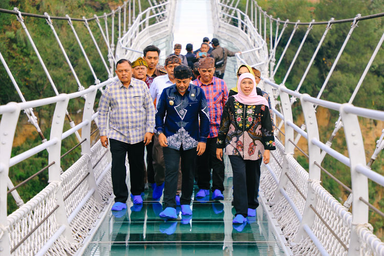 mengunjungi-Jembatan-Kaca-Seruni-Point-2.jpg