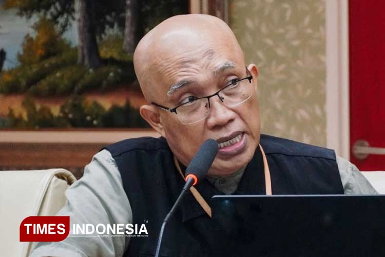 Penyuluh Pajak Acob Ahmadi menjelaskan peran kebijakan Akses Informasi Keuangan (AIK) untuk kepentingan perpajakan dalam negeri. (FOTO: AJP TIMES Indonesia)B: Penyuluh Pajak Siti Rahayu menjelaskan tentang materi dasar Automatic Exchange of Information