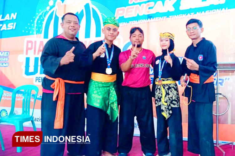 Akbar-Ridho-bersama-pelatih.jpg