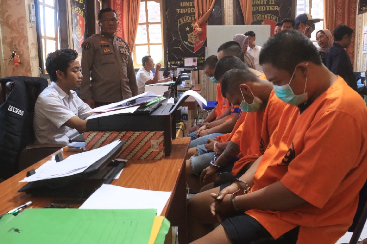 Lima pelaku pengeroyokan dan perusakan salah satu cafe di Kota Probolinggo. (Foto: Humas polres Probolinggo Kota For TIMES Indonesia)