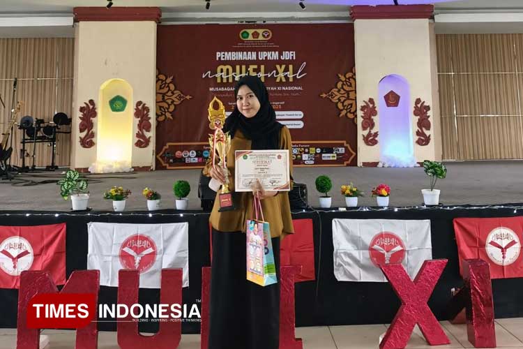 Umi Masita, anggota UKM JQH Unisma Malang meraih juara 2 lomba Pop Solo Islami dalam acara Musabaqah Funnun Islamiyah XI Nasional. (FOTO: AJP TIMES Indonesia)