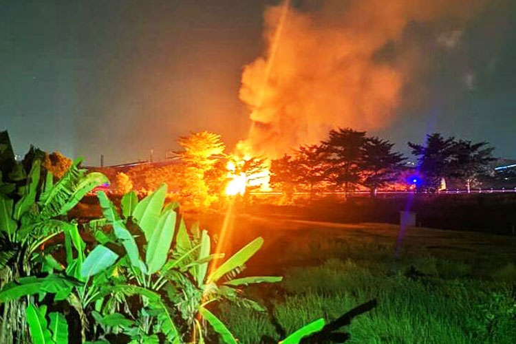 Api dan asap terlihat akibat terbakarnya truk milik TNI di Tol Gempol-Pandaan pada Senin, (5/5/2025). (FOTO : Istimewa)