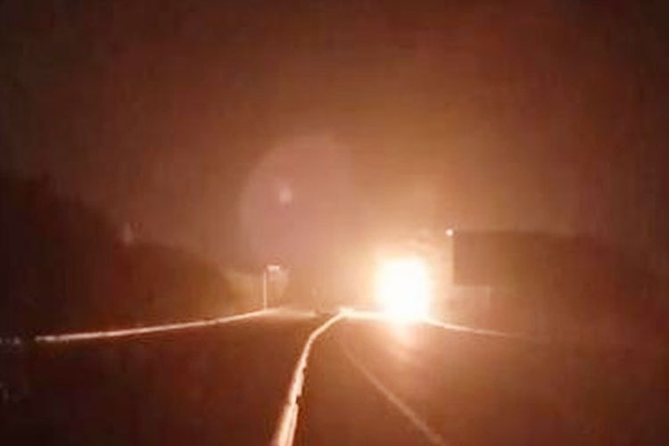Api membakar truk milik TNI AD kilometer 774+350A ruas Tol Gempol-Pandaan, Pasuruan, Jawa Timur, Senin (5/5/2025) malam.