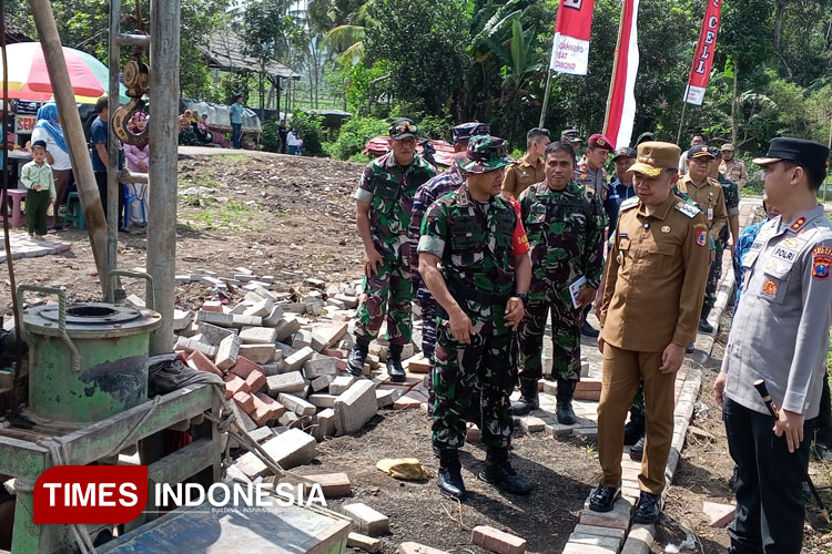 Bupati Jember bersama Dandim 0824 serta Kapolres Jember saat meninjau sumur bor usai pembukaan TMMD. (Foto: M.Abdul Basid / TIMES Indonesia).