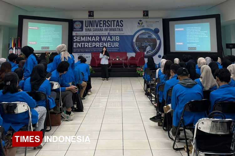 Coach Komala Dewi, Trainer NGG sedang memberikan materi dihadapan ratusan mahasiswa Universitas BSI. (FOTO: AJP TIMES Indonesia)