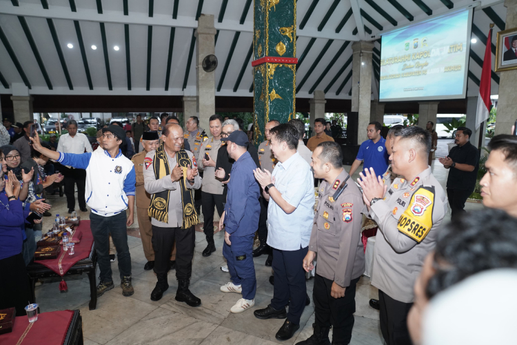 Kapolda-Jatim-Tegaskan-Jaga-Keamanan-Laga-Arema-FC-b.jpg
