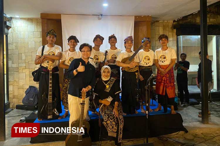 Mahasiswa Universitas Hamzanwadi saat berkolaborasibdengan seniman asal Korea Selatan, Park Seung Hoon. (FOTO: Humas Universitas Hamzanwadi)