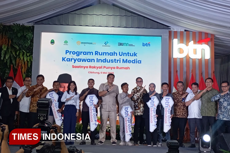 Menteri PKP dan Menkomdigi Serahkan Kunci Rumah Subsidi untuk Wartawan