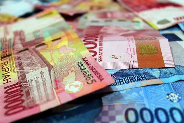 Neraca perdagangan Maluku Utara pada Maret 2025 masih surplus USD 712,49 juta, dengan ekspor mencapai USD 1.322,71 juta dan impor USD 610,22 juta. Dominasi ekspor ferronickel (USD 2.008 juta) tetap menjadi tulang punggung perekonomian daerah.