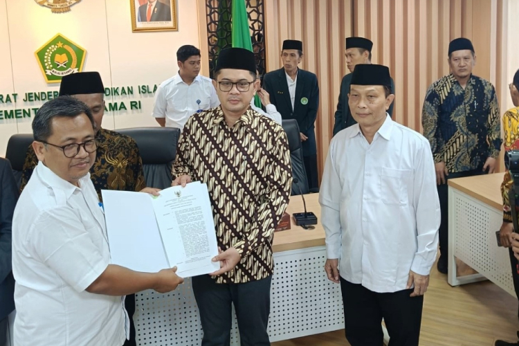 Penandatanganan-KMA-pendirian-IAIT-Pacitan-di-Kemana-Jakarta-b.jpg