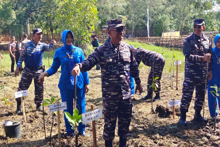 TNI AL Malang Peduli Lingkungan Lewat Aksi di Pantai Bajulmati