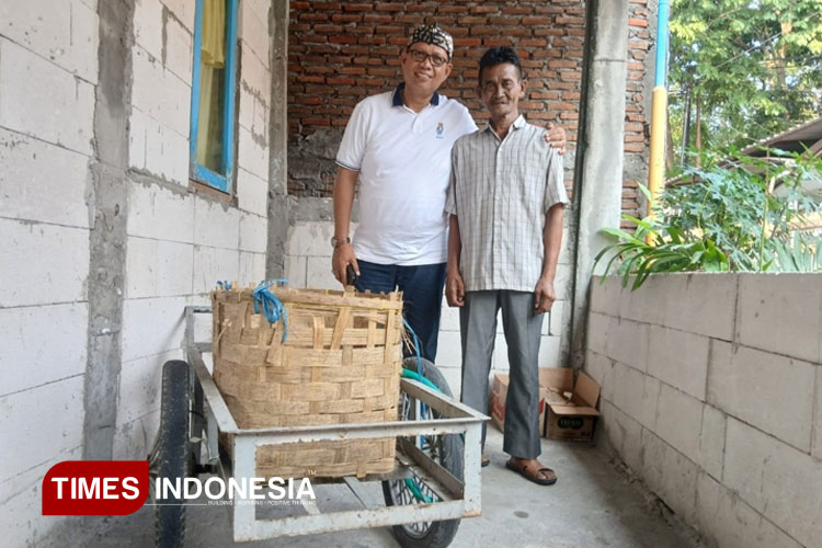 Bejo Purwasanto akan melaksanakan haji tahun ini. Warga Kelurahan Sidokumpul, Kabupaten Gresik Jawa Timur ini sehari-hari bekerja sebagai tukang angkut sampah. (FOTO: Akmal/TIMES Indonesia).