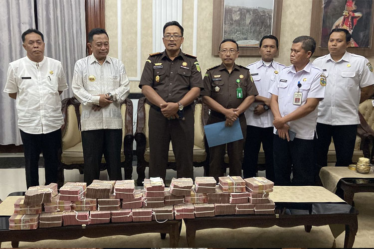 Kejaksaan Negeri Bondowoso dan Inspektorat Pemkab Bondowoso saat merilis uang Rp 5 miliar lebih hasil pengembalian DD (FOTO: Dokumen pribadi)