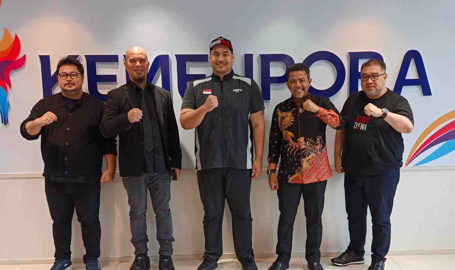 Bupati Probolinggo Gus Haris (baju batik) bersama Menpora Dito dan Dhani Dewa. (Foto: Istimewa)