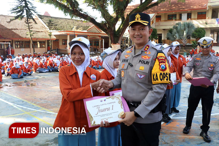 Kapolres Magetan Goes to School: Ajak Siswa SMAN 2 Magetan Bijak Bermedsos dan Jauhi Narkoba