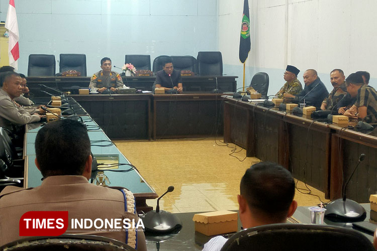 Ketua DPRD KLU, Agus Jasmani pimpin rapat gabungan lintas sektoral bahas persoalan sosial masyarakat. (FOTO: Hery Mahardika/TIMES Indonesia)