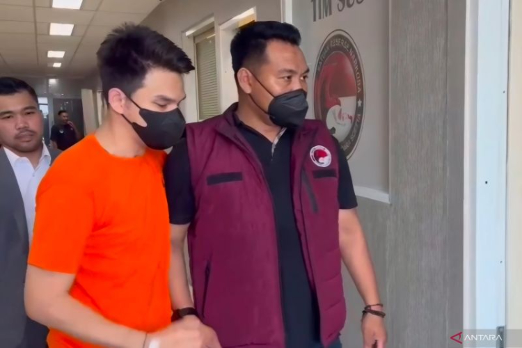 Artis berinisial JF saat diperiksa oleh Polresta Bandara Soekarno-Hatta terkait kasus liquid yang mengandung obat keras (etomidate), Senin (5/5/2025). (FOTO: ANTARA/HO-Humas Polresta Bandara Soekarno-Hatta)