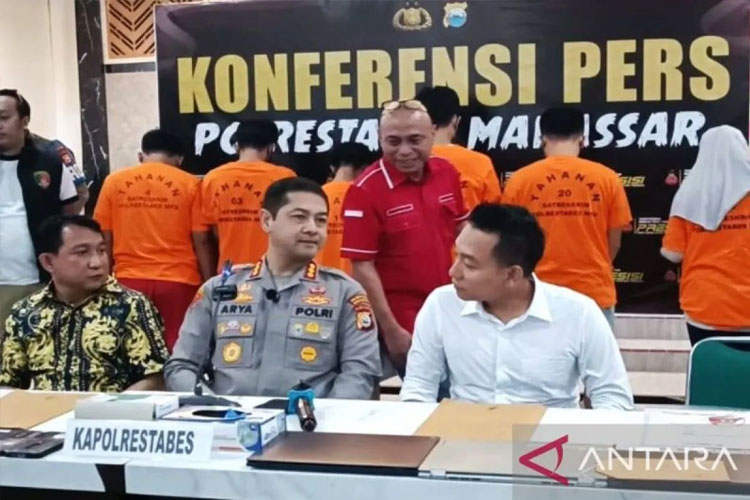 Kapolrestabes Makassar, Kombes Pol. Arya Perdana, saat rilis penungkapan kasus sindikat Joki seleksi UTBK-SNBT tahun 2025 di Aula Mapolrestabes Makassar, Sulawesi Selatan, Rabu (7/5/2025). (FOTO: ANTARA/Darwin Fatir)
