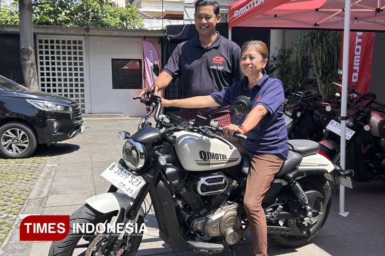 Budi Kurniawan, Vice President Branding and Communication QJMOTOR Indonesia bersama Yulien Roringpandey, perwakilan manajemen Nugraha Anjayani saat pengenalan koleksi premium QJMOTOR di Surabaya, Rabu (7/5/2025).(Foto : Lely Yuana/TIMES Indonesia)