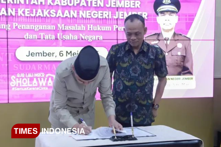 Bupati Jember Muhammad Fawait saat menandatangani Nota Kesepakatan Bersama dengan Kejari Jember. (FOTO : M. Abdul Basid / TIMES Indonesia)