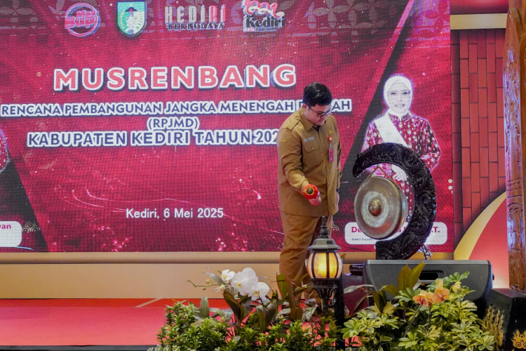Bupati-Kediri-saat-memaparkan-tentang-RPJMD-b.jpg