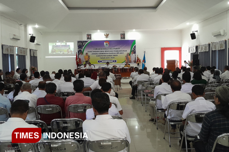 Bupati Sumba Timur Umbu Lili Pekuwali saat membuka forum konsultasi publik rancangan awal RPJMD.(FOTO:Habibudin/TIMES Indonesia)
