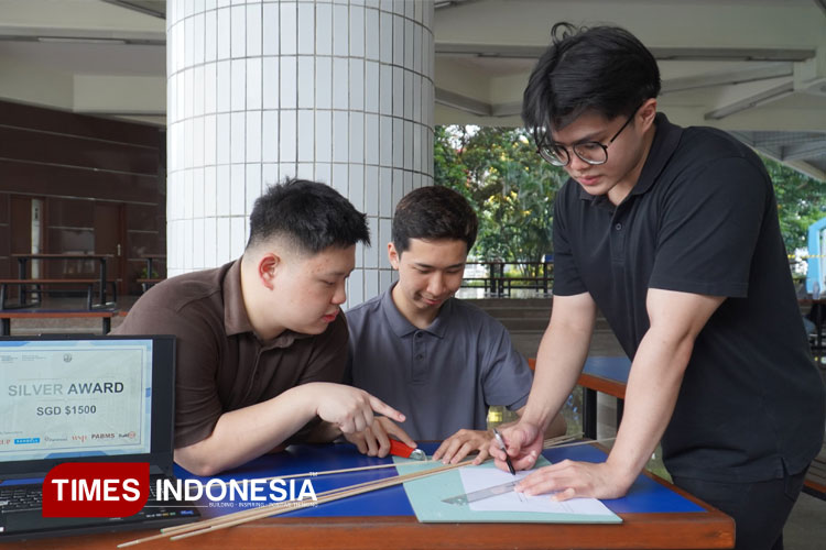 Jembatan Kayu Karya Mahasiswa UK Petra Raih Silver Award di Singapura