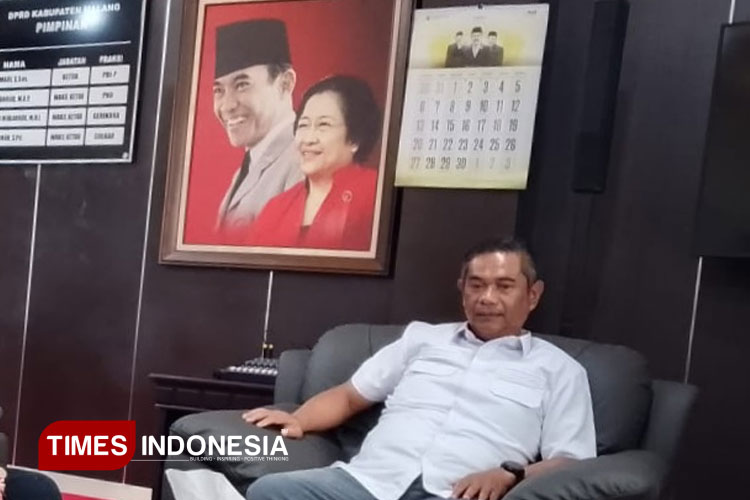 Ketua DPRD Kabupaten Malang, Darmadi, saat di ruang kerjanya, Rabu (7/5/2025). (Foto: Amin/TIMES Indonesia)