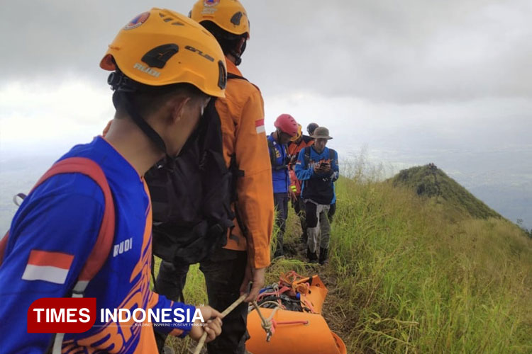Evakuasi korban meninggal dunia akibat jatuh dari Gunung Saeng Bondowoso (FOTO: BPBD Bondowoso for TIMES Indonesia)