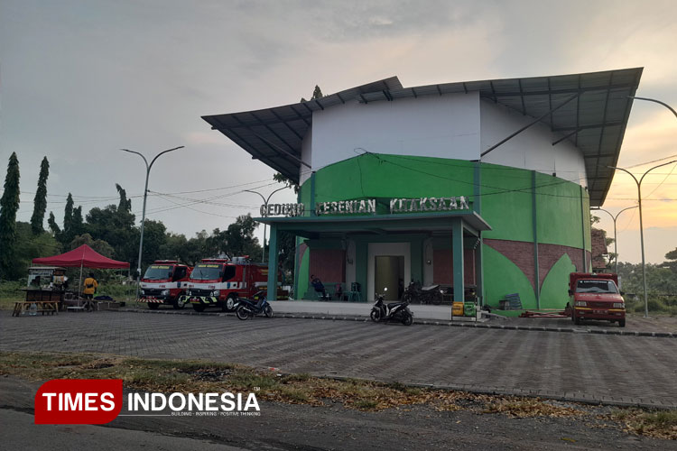 Kondisi Gedung Kesenian Kraksaan saat mulai ditempati Damkar Selasa kemarin. (Foto: Fafa Harowy/TIMES Indonesia)