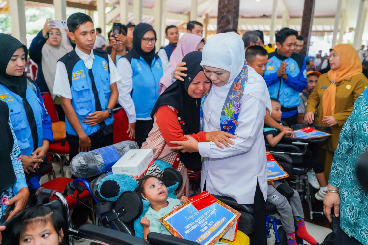Gubernur Khofifah saat menyerahkan bantuan sosial kepada warga kelompok rentan di Pendopo Kabupaten Bondowoso, Selasa (6/5/2025).(Dok.Humas Pemprov Jatim)