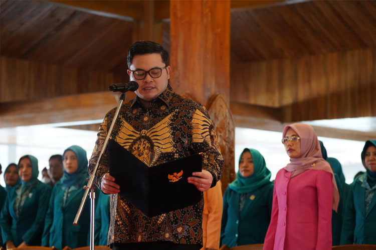 Bupati Kediri saat membacakan pengukuhan pengurus dan kader PKK Kabupaten Kediri (FOTO: Diskominfo Kabupaten Kediri)