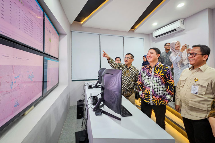 Dirjen PHU Hilman Latief (tengah) saat berada di pusat kendali haji nasional atau Hajj Command Center (HCC) di Gedung Siskohat, lantai 1, Direktorat Jenderal Penyelenggaraan Haji dan Umrah (Ditjen PHU), Jakarta. (foto: MCH 2025)