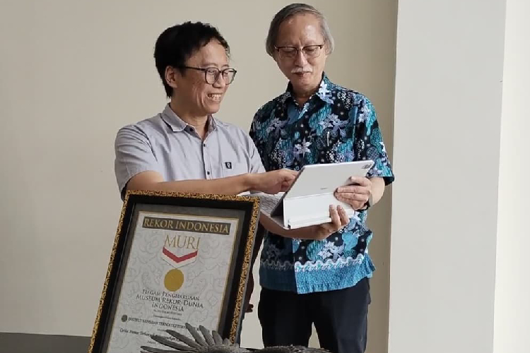 Dari Cerita Humor, Institut STTS Raih Rekor Dua MURI