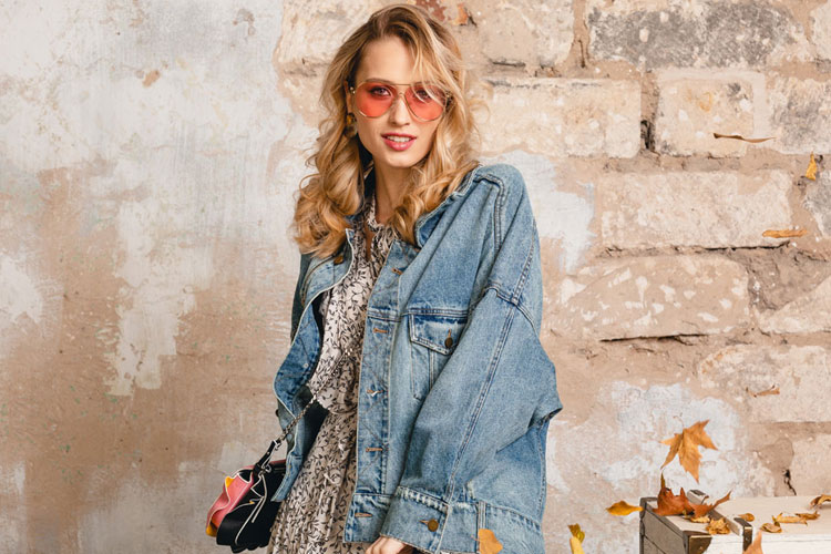 Ilustrasi - Tips merawat jeans Kesayangan (Foto: Freepik/marymarkevich)