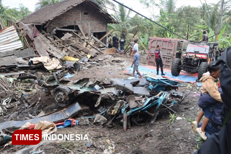 Beginilah kondisi ringsek minibus nahas yang ditumpang belasan warga yang berniat Takjiah ke Purworejo. (Foto : Hery Priyantono/ TIMES indonesia)