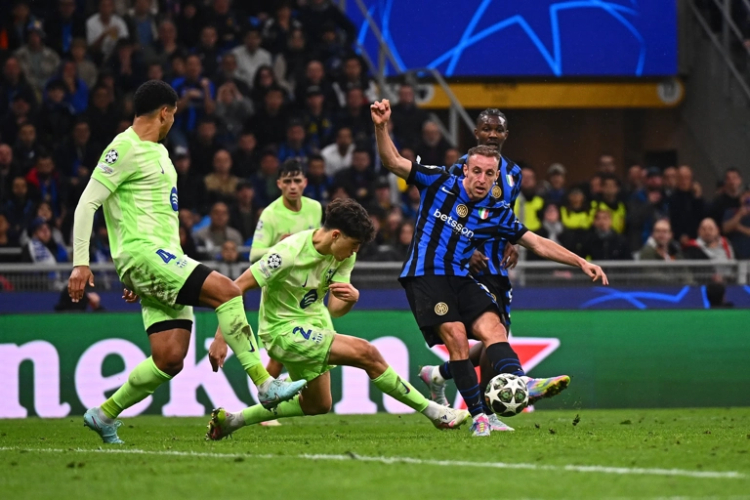 Momen Davide Frattesi menendang bola melewati hadangan pemain lawan untuk mencetak gol kemenangan bagi Inter Milan atas Barcelona pada semifinal Liga Champions. (Foto: inter.it)